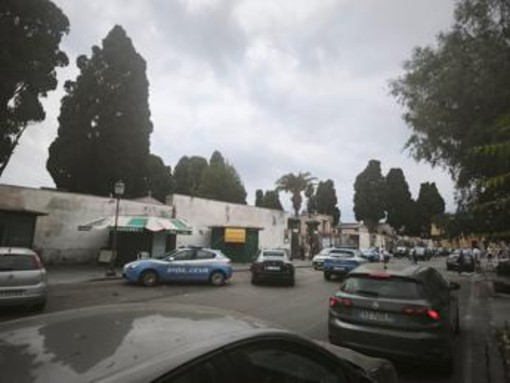 Napoli, spara e ferisce l'ex moglie al cimitero: 71enne arrestato Napoli, spara e ferisce l'ex moglie al cimitero: 71enne arrestato