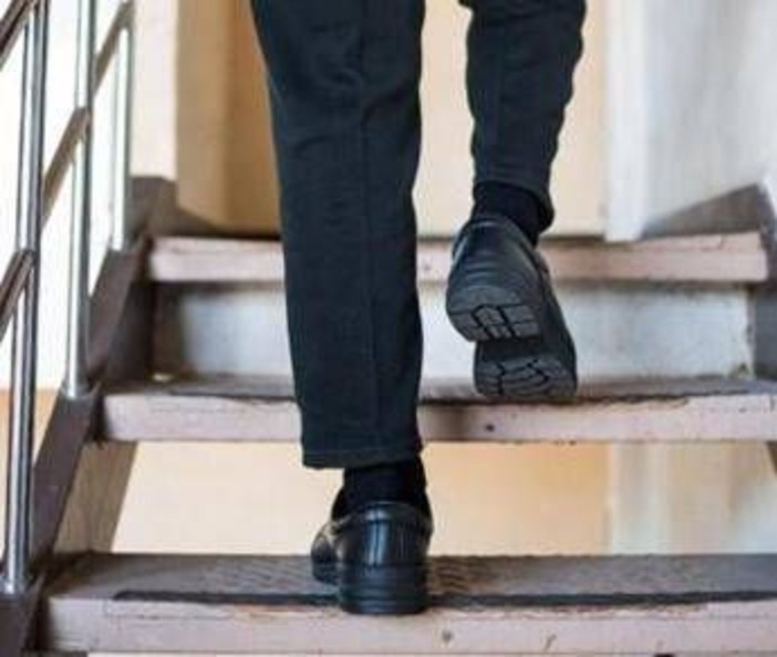 Due piani di scale ogni giorno, l'esercizio top per gli anziani e i benefici Due piani di scale ogni giorno, l'esercizio top per gli anziani e i benefici