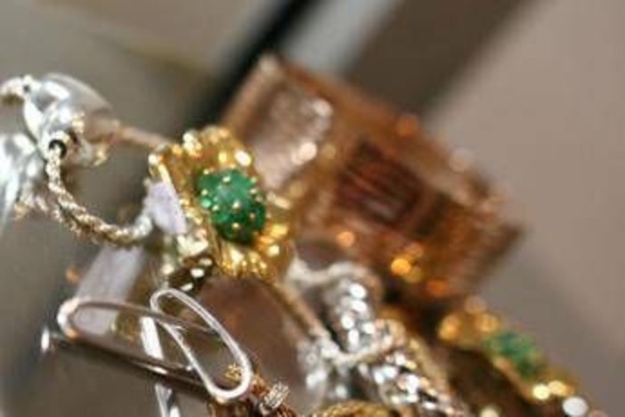 Moglie e amante? Un gioiello 'per due': ecco come gestire doppi (o tripli) regali e non farsi beccare