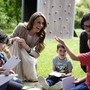 Kate a Reggio Emilia, la principessa incontra i bimbi dell'asilo modello nel verde