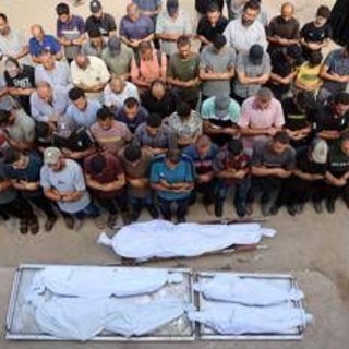 Gaza, nuovi raid: &quot;19 morti&quot;. Media: &quot;Ostaggi potrebbero essere trasferiti nascosti tra sfollati&quot;