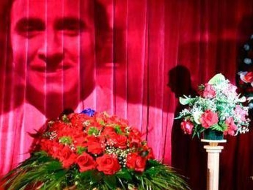 Pippo Baudo, benedizione feretro al Teatro delle Vittorie tra applausi e commozione