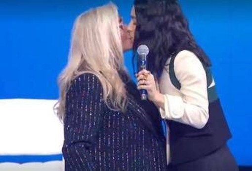 Levante dopo Sanremo: "Non c'è stata censura". E poi bacia in diretta Mara Venier Levante dopo Sanremo: "Non c'è stata censura". E poi bacia in diretta Mara Venier