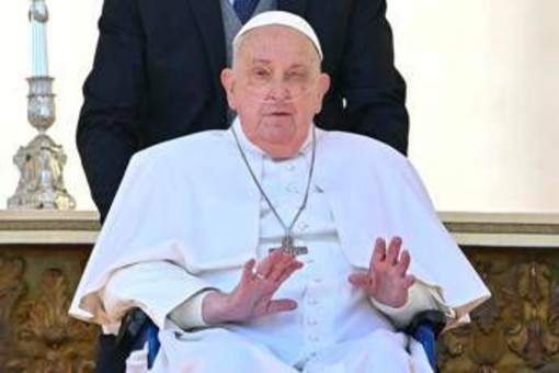 Papa Francesco migliora, Vaticano: &quot;Prolungati periodi senza ossigeno&quot;