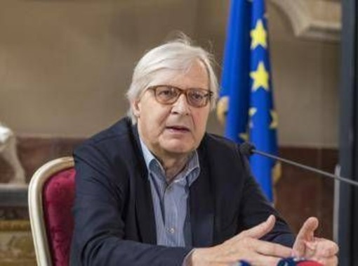 Sgarbi, condizioni stabili dopo tracheostomia: resta in terapia intensiva Sgarbi, condizioni stabili dopo tracheostomia: resta in terapia intensiva