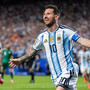 Messi show e l’Argentina vince al debutto, tripletta da record all’Algeria