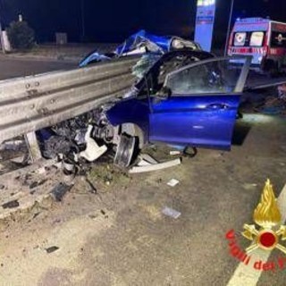 Auto si schianta contro guardrail e si spezza in due: miracolosamente illeso conducente