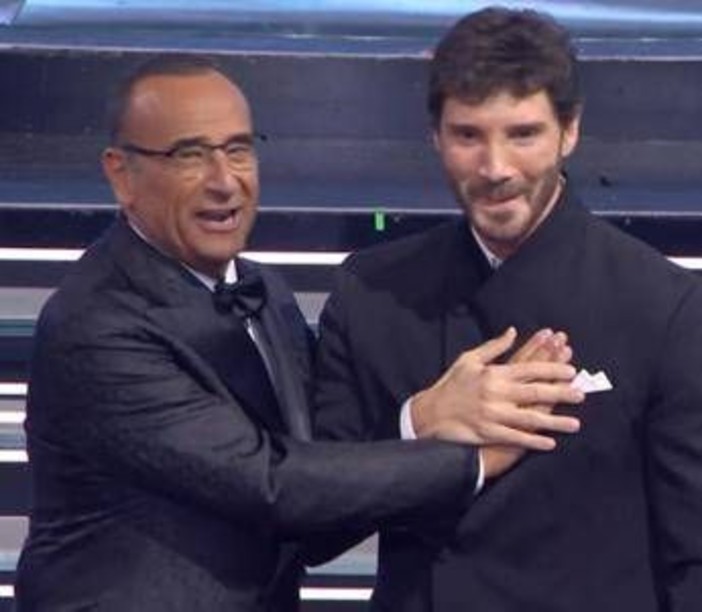 Stefano De Martino conduttore Sanremo 2027: "Carlo, non spegnere il telefono: ne avrò bisogno"