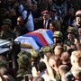 Serbia, migliaia a Belgrado per i funerali di Mladic. Ue: "Era un criminale"