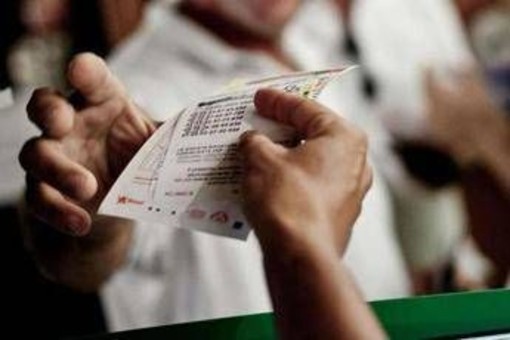 Superenalotto, numeri combinazione vincente oggi 4 novembre