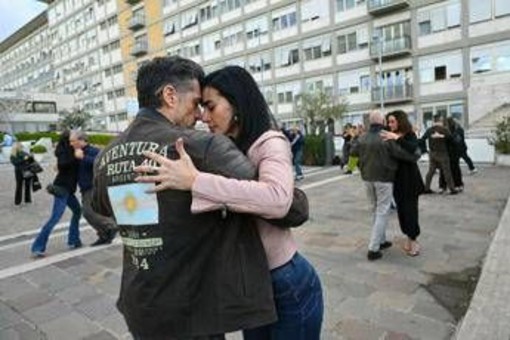 Papa Francesco, ballerini al Gemelli per un tango di preghiera