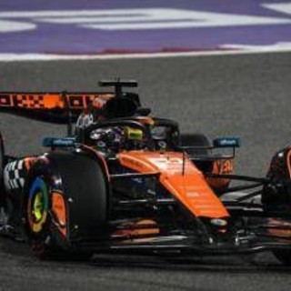 Gp Bahrain, pole Piastri con McLaren e Ferrari insegue: Leclerc terzo, Hamilton solo nono