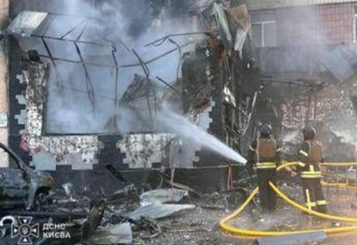 Ucraina sotto attacco, pioggia di droni e bombe russe: morti e decine di feriti Ucraina sotto attacco, pioggia di droni e bombe russe: morti e decine di feriti