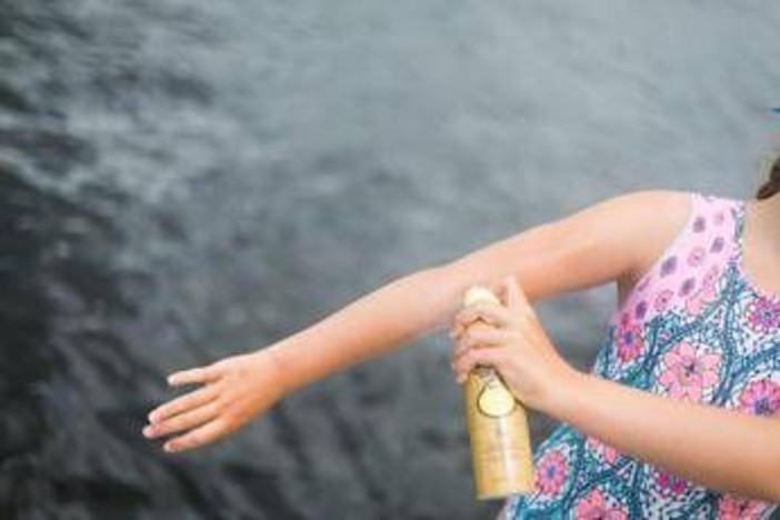 Melanoma, tre le mosse per prevenirlo. L'esperto: "La crema solare non basta"