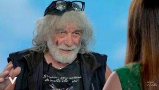 Mauro Corona a Verissimo: &quot;Senza patente da 2 mesi per il vino&quot;