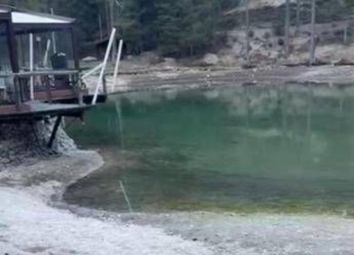 Lago Ghedina, il titolare del ristorante sulla riva: "Bacino pieno solo a metà, già perso 25% fatturato" Lago Ghedina, il titolare del ristorante sulla riva: "Bacino pieno solo a metà, già perso 25% fatturato"