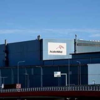 Ex Ilva, continua la protesta a Genova: operai hanno dormito in strada Ex Ilva, continua la protesta a Genova: operai hanno dormito in strada