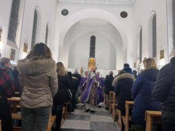 Messa di riparazione nella chiesa profanata a Ostia, cardinale Reina: &quot;Feriti ma ne usciremo più forti&quot;