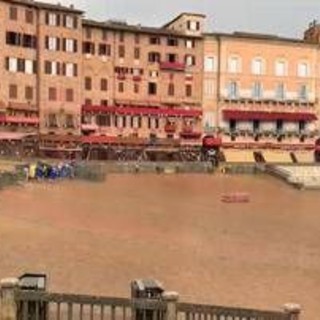 Palio di Siena, pioggia su piazza del Campo: Carriera verso nuovo rinvio Palio di Siena, pioggia su piazza del Campo: Carriera verso nuovo rinvio