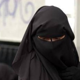 Costretta a portare il velo e picchiata, denunciati madre e nonno di una 14enne