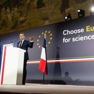 Macron ai ricercatori Usa: &quot;Scegliete l'Europa&quot;. Ma la chiamata irrita Roma