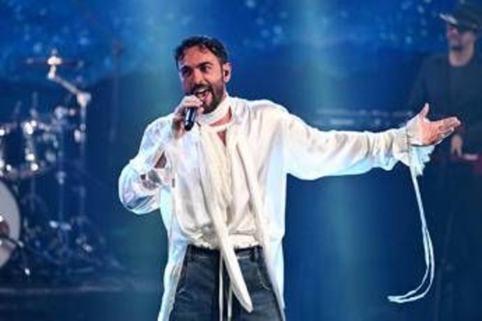 Marco Mengoni e la bimba di pochi mesi al concerto: "Tua mamma è una pazza" Marco Mengoni e la bimba di pochi mesi al concerto: "Tua mamma è una pazza"