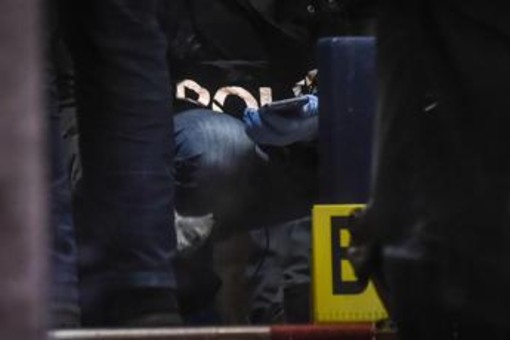 Torino, donna trovata morta in casa: nessuna ipotesi esclusa Torino, donna trovata morta in casa: nessuna ipotesi esclusa