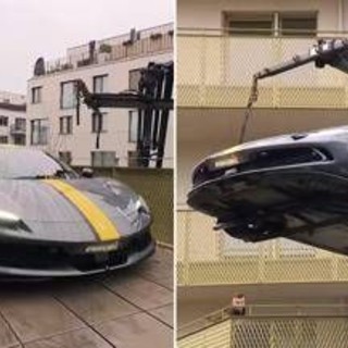 Non c'è parcheggio? La Ferrari può stare in balcone