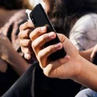 Social vietati ai minori di 16 anni, Onorato: &quot;Facciamo tornare i ragazzi a giocare&quot;