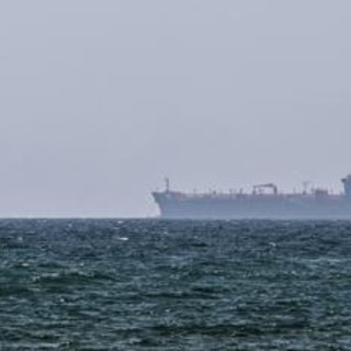 Iran, petroliera in fiamme al largo dell'Arabia Saudita: colpita da 'proiettile non identificato' Iran, petroliera in fiamme al largo dell'Arabia Saudita: colpita da 'proiettile non identificato'