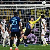 L’Inter piega 3-2 la Juve e prova la fuga in vetta L’Inter piega 3-2 la Juve e prova la fuga in vetta