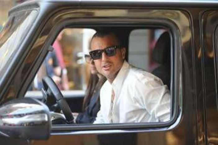 Mediaset denuncia Corona per diffamazione e come Signorini chiede di vietargli l'uso dei social Mediaset denuncia Corona per diffamazione e come Signorini chiede di vietargli l'uso dei social