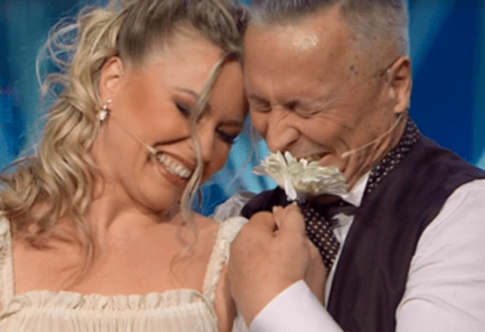 Ballando con le stelle, Paolo Belli in lacrime dedica il valzer alla moglie Deanna Ballando con le stelle, Paolo Belli in lacrime dedica il valzer alla moglie Deanna