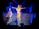 'I love Italy!', Jennifer Lopez sventola il Tricolore sul palco di Lucca