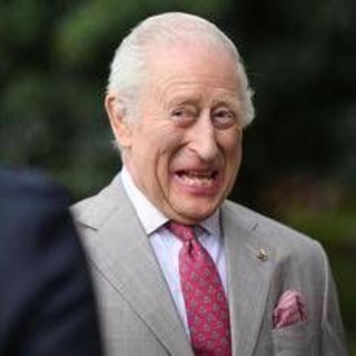 Dalla carta igienica agli acquerelli, cosa porta Carlo III in valigia