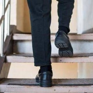 Due piani di scale ogni giorno, l'esercizio top per gli anziani e i benefici Due piani di scale ogni giorno, l'esercizio top per gli anziani e i benefici