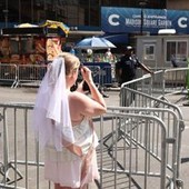 Taylor Swift e Travis Kelce sono marito e moglie, al Madison Square Garden il sì più glam dell’anno
