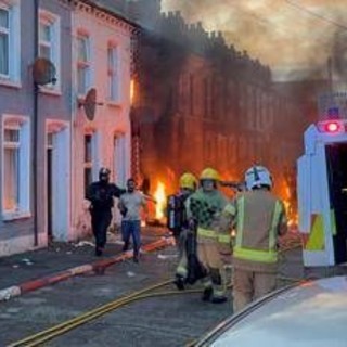 Proteste a Belfast, Elon Musk e Reform Uk cavalcano i 'riot': cosa sta succedendo Proteste a Belfast, Elon Musk e Reform Uk cavalcano i 'riot': cosa sta succedendo