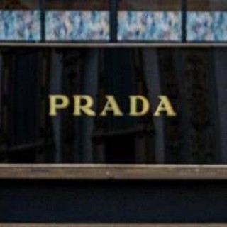 Prada: gruppo annuncia l’acquisizione di Versace da Capri Holdings per 1,25 mld