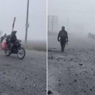 Russi in moto tra la nebbia: in un video virale l'assalto a Pokrovsk mentre la città resiste