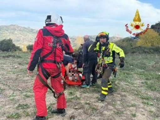 Trattore precipita in un burrone, due morti e un ferito nel Crotonese