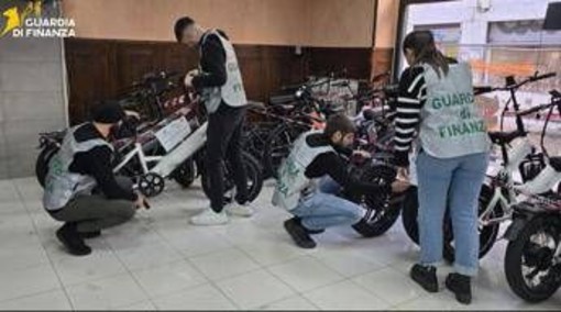 Potenziavano i motori delle e-bike: sequestrate 295 bici e due denunce Potenziavano i motori delle e-bike: sequestrate 295 bici e due denunce
