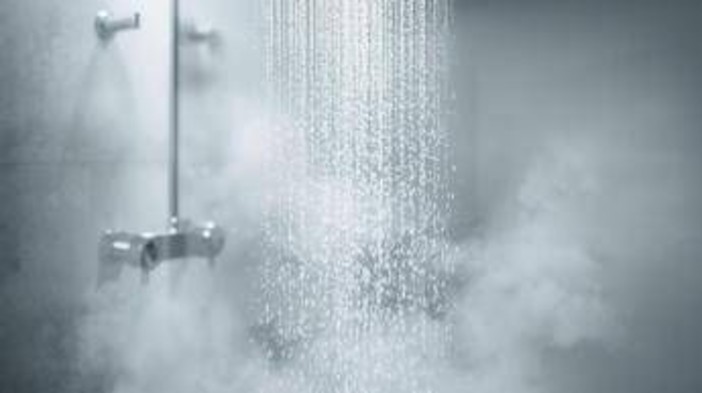 Meno docce dopo i 65 anni, la raccomandazione del dermatologo: &quot;Ecco perché e cosa succede alla pelle&quot;