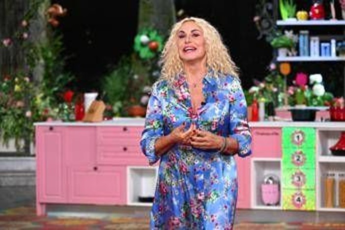 Antonella Clerici, la denuncia sui social per l'eccessiva magrezza: "Pericolosa deriva" Antonella Clerici, la denuncia sui social per l'eccessiva magrezza: "Pericolosa deriva"