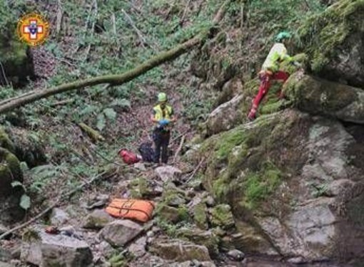 Tenta di salvare 13enne precipitato in una scarpata nel Bosco del Corniglio: scivola e muore sul colpo