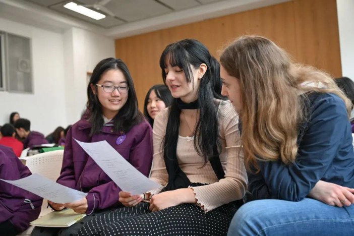 Cina, studenti italiani a Chongqing con un programma di scambio culturale Cina, studenti italiani a Chongqing con un programma di scambio culturale