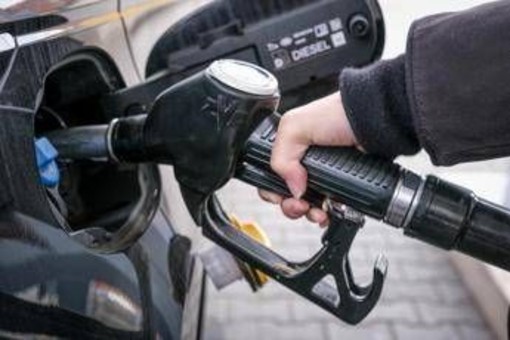 Caro carburanti, prezzo diesel e benzina: cosa è cambiato con tregua tra Usa e Iran