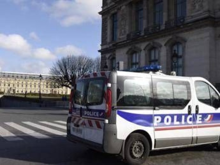 Parigi, rapina al Louvre Parigi, rapina al Louvre