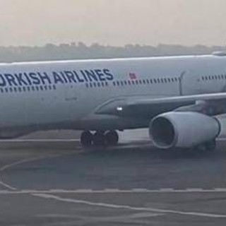 Aereo prende fuoco dopo atterraggio a Kathmandu in Nepal