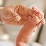 Bimba di 10 mesi muore in auto negli Stati Uniti: dimenticata per 8 ore dalla nonna che era andata a lavoro Bimba di 10 mesi muore in auto negli Stati Uniti: dimenticata per 8 ore dalla nonna che era andata a lavoro